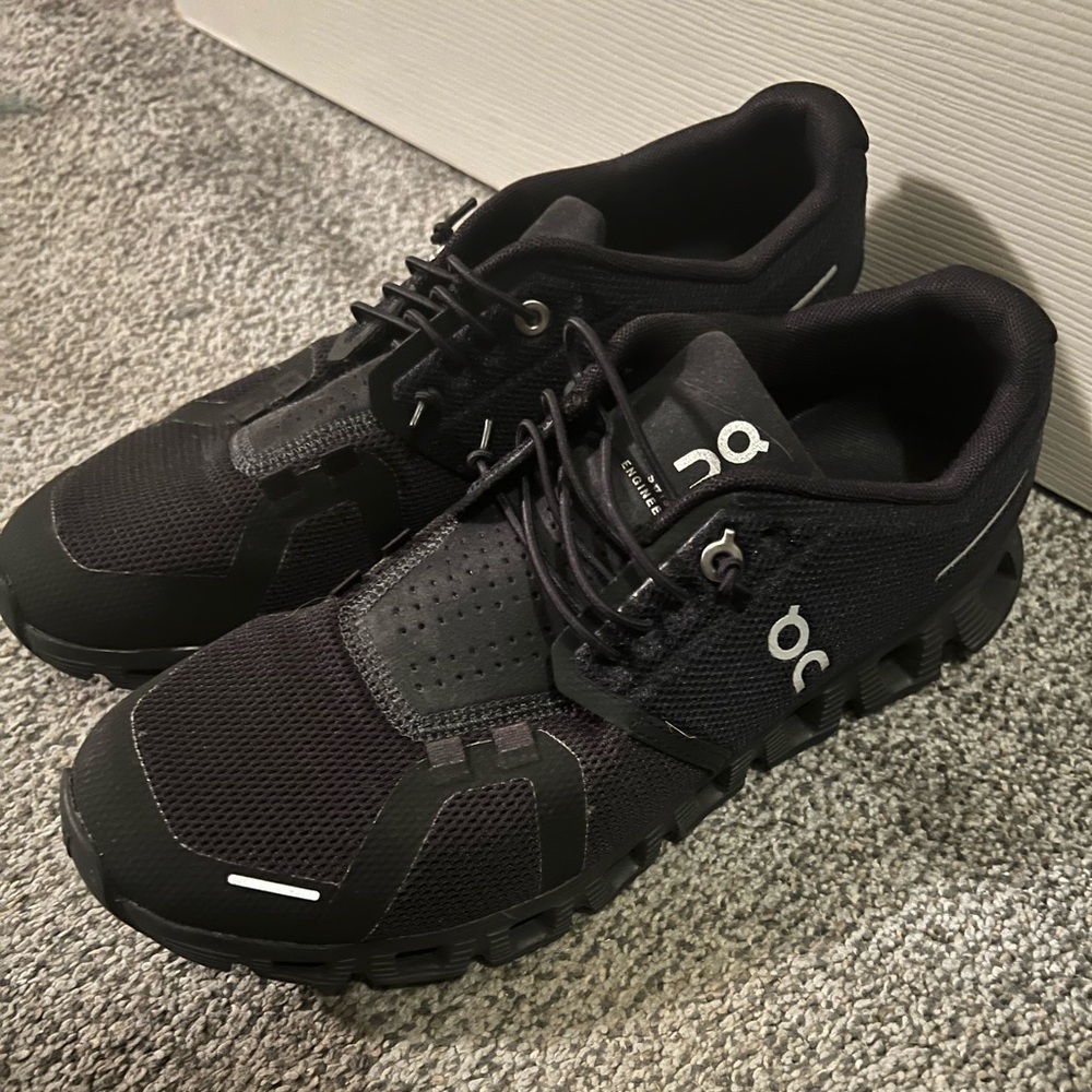 On Cloud all black size 8.5